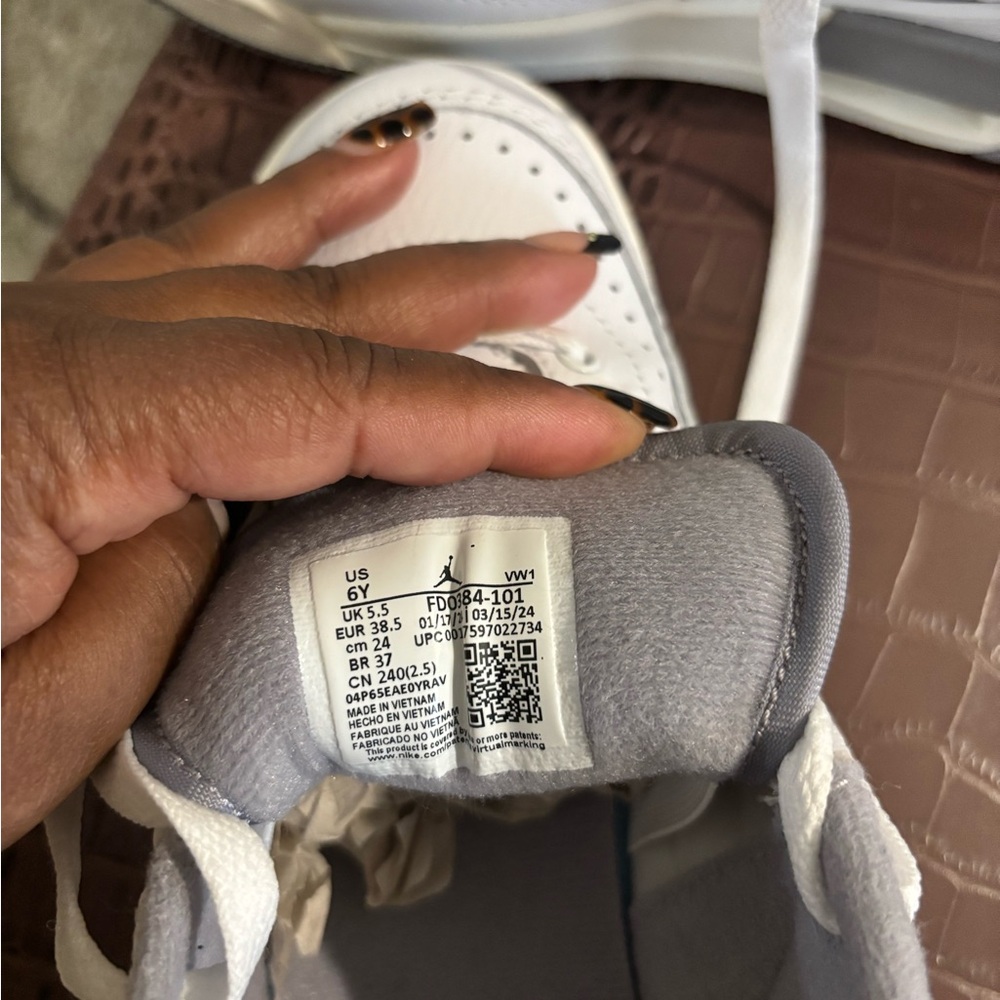 Retro 2 Jordan - Picture 2 of 7